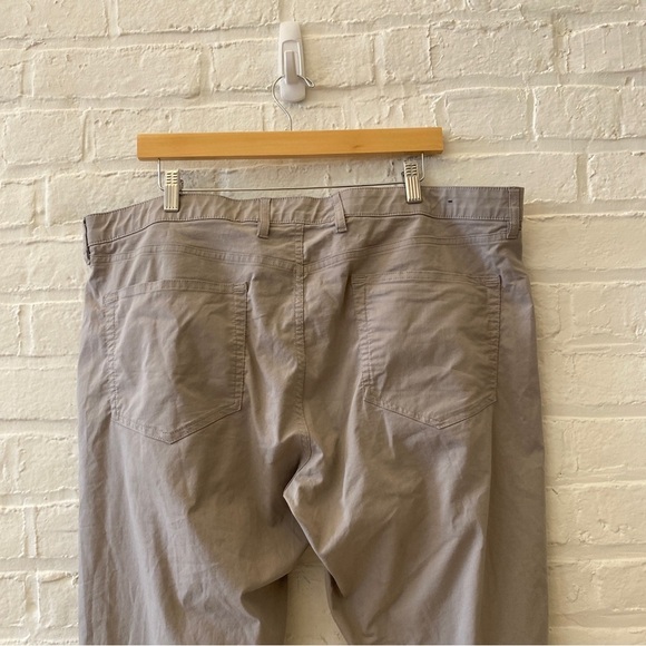Faherty || Movement 5-Pocket Pant Fossil Grey 40 x 32 - Picture 5 of 10
